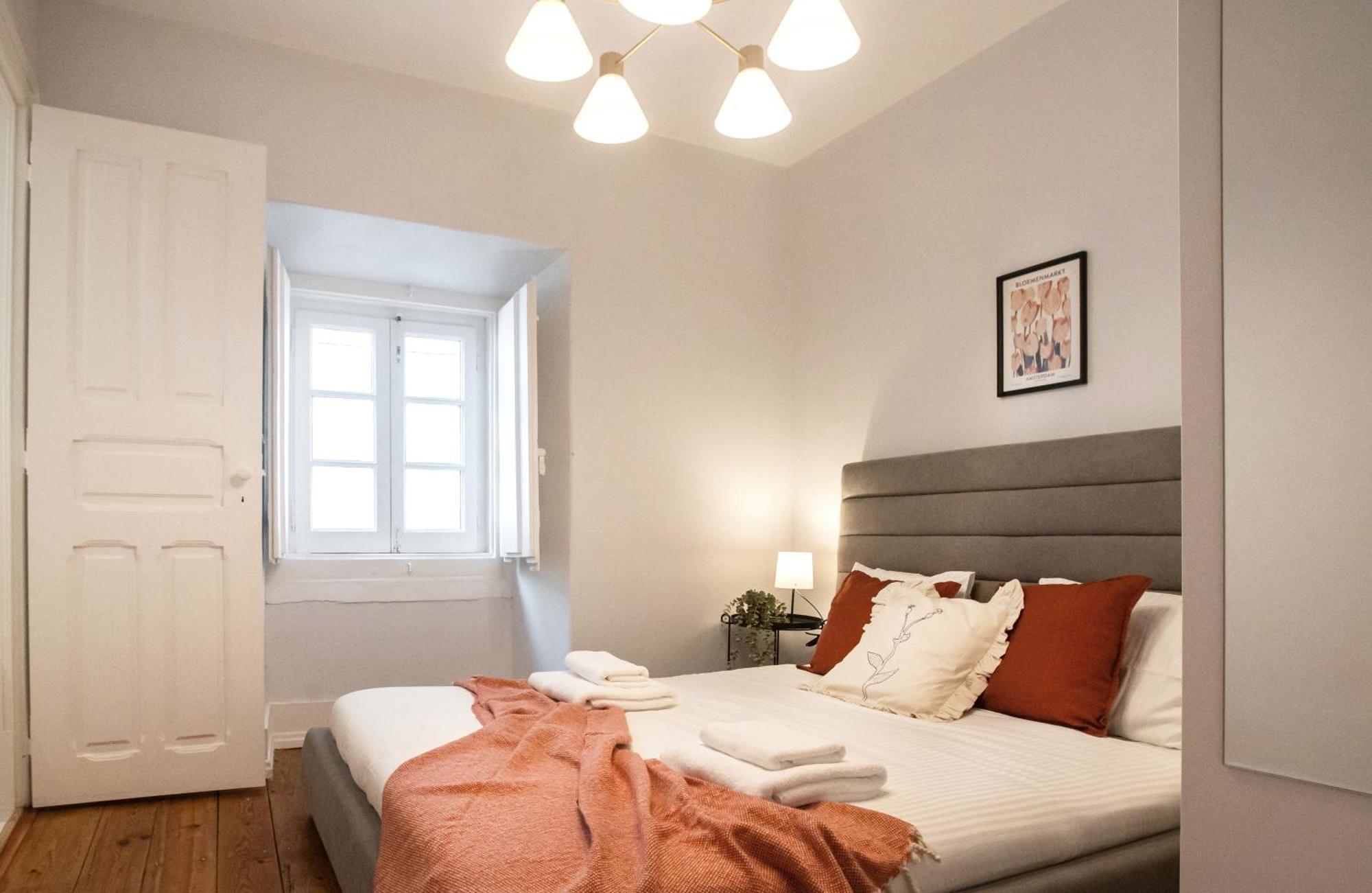 Apartment Charming 3-bedroom Retreat In The Heart Of *