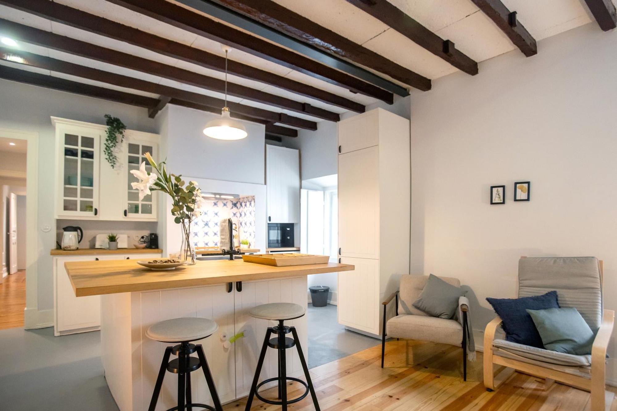 Apartment Charming 3-bedroom Retreat In The Heart Of *