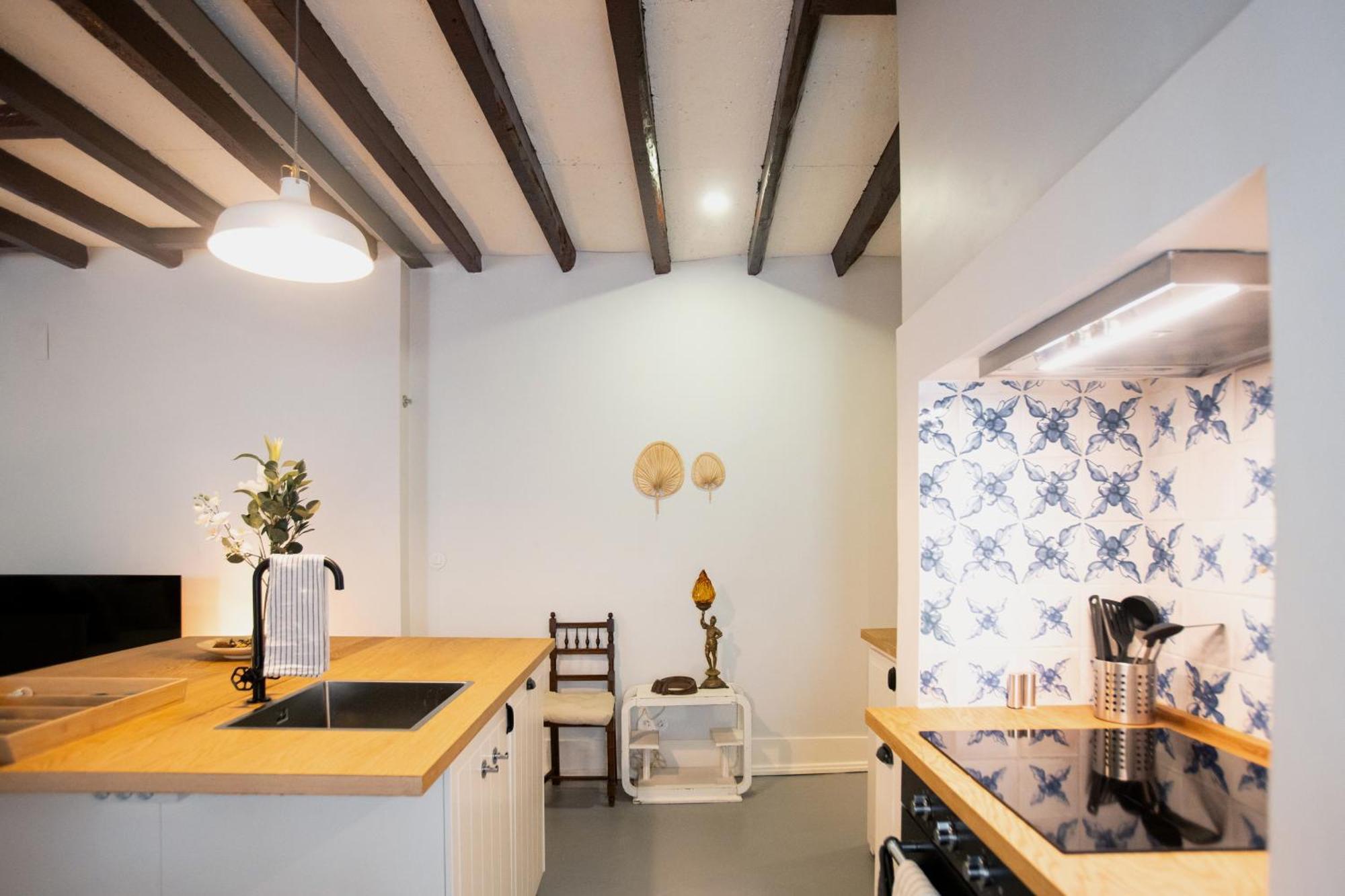 Apartment Charming 3-bedroom Retreat In The Heart Of