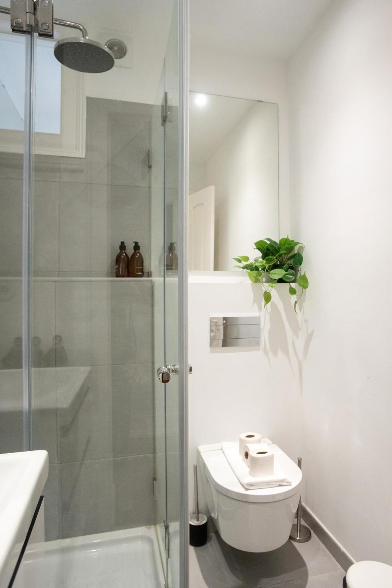 Charming 3-bedroom Retreat In The Heart Of Apartment *