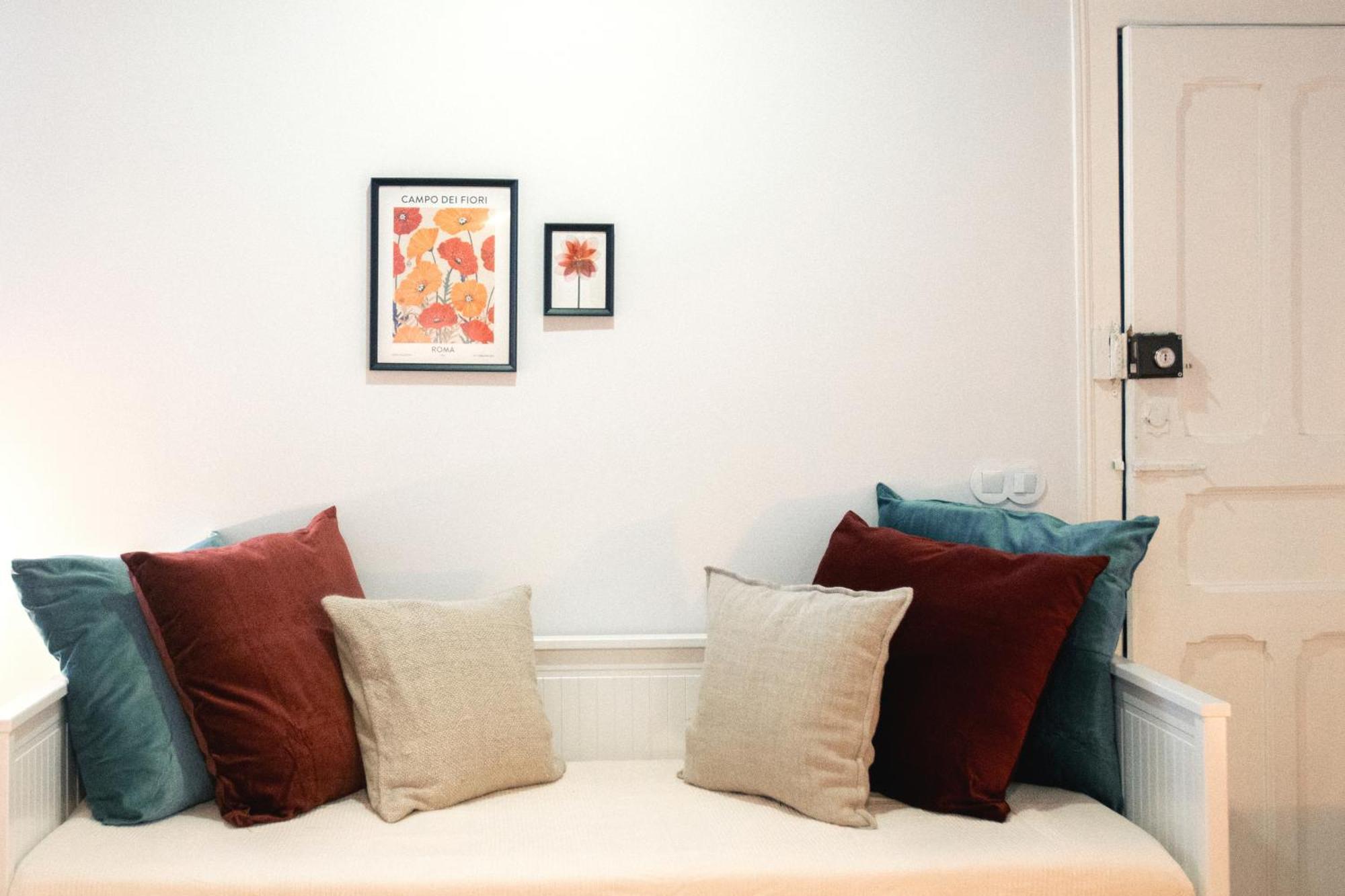 Apartment Charming 3-bedroom Retreat In The Heart Of