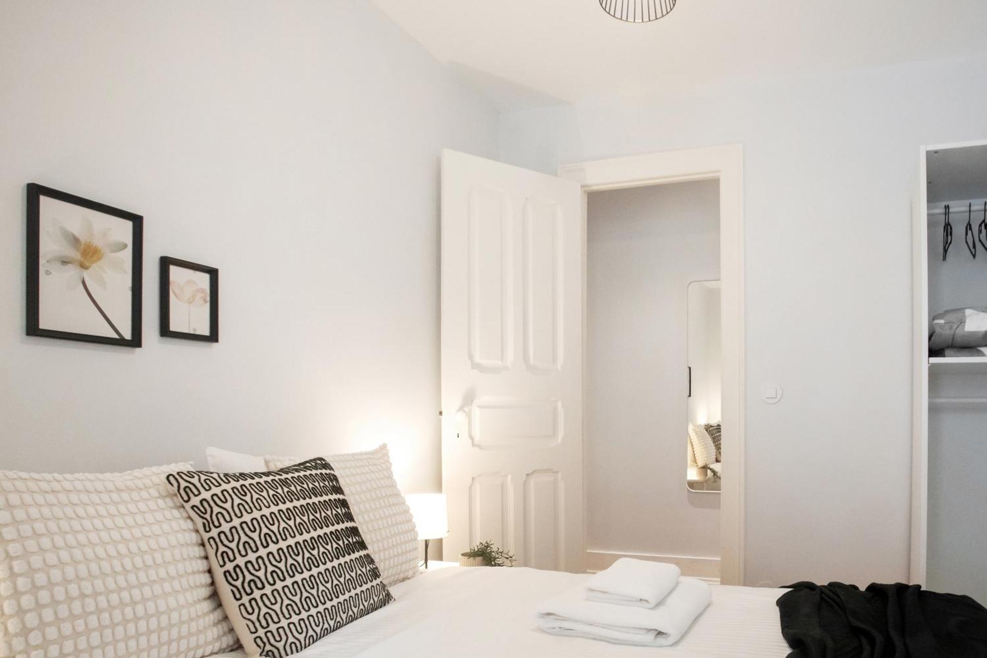Apartment Charming 3-bedroom Retreat In The Heart Of *