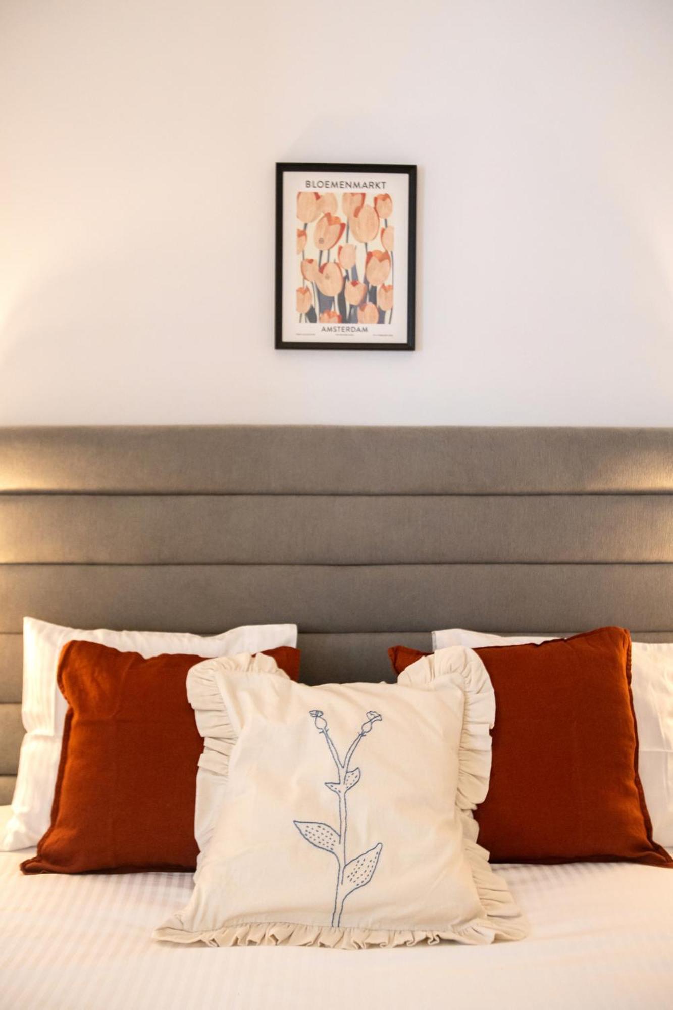 Apartment Charming 3-bedroom Retreat In The Heart Of *