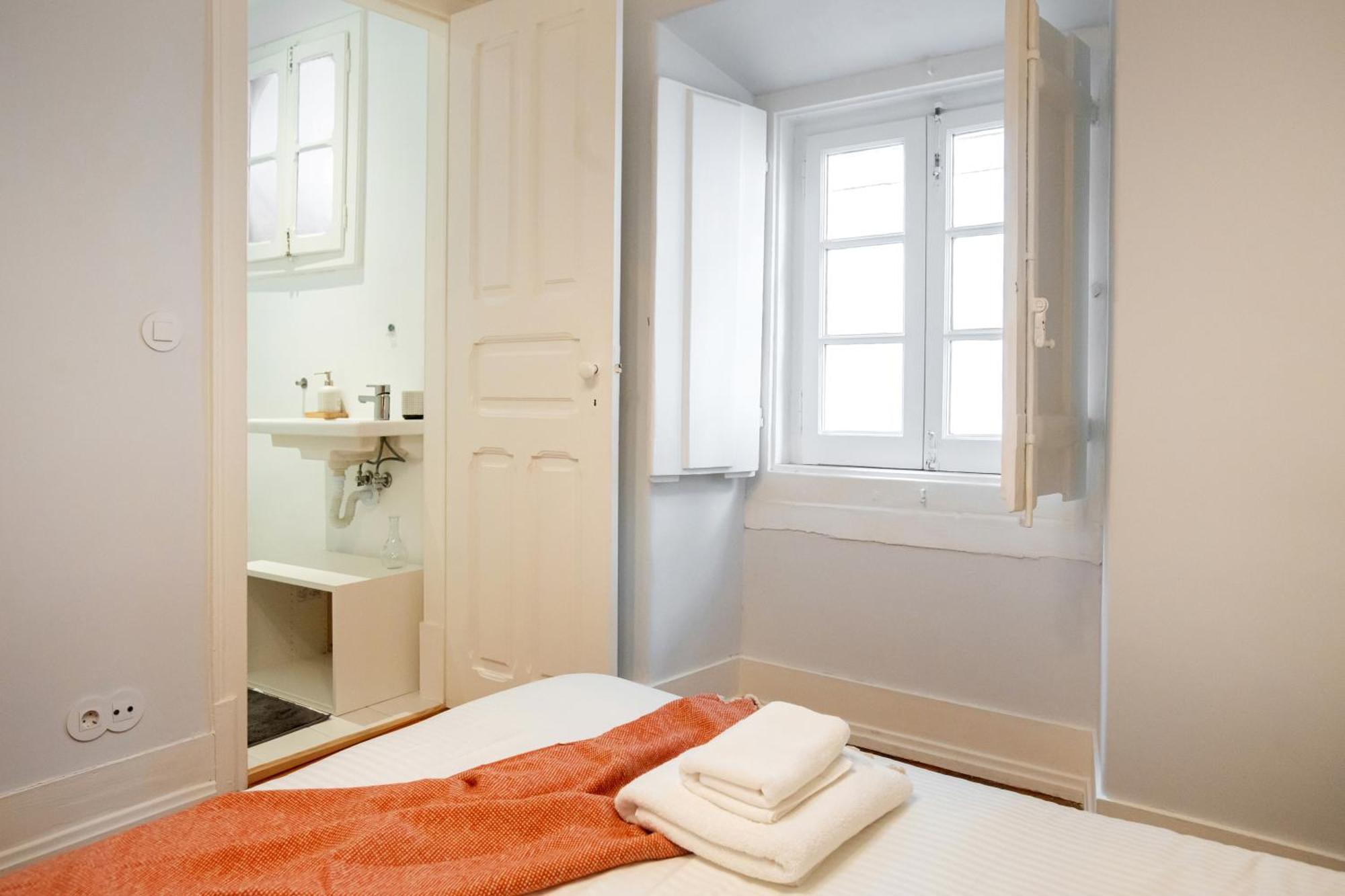 Charming 3-bedroom Retreat In The Heart Of Apartment Lissabon