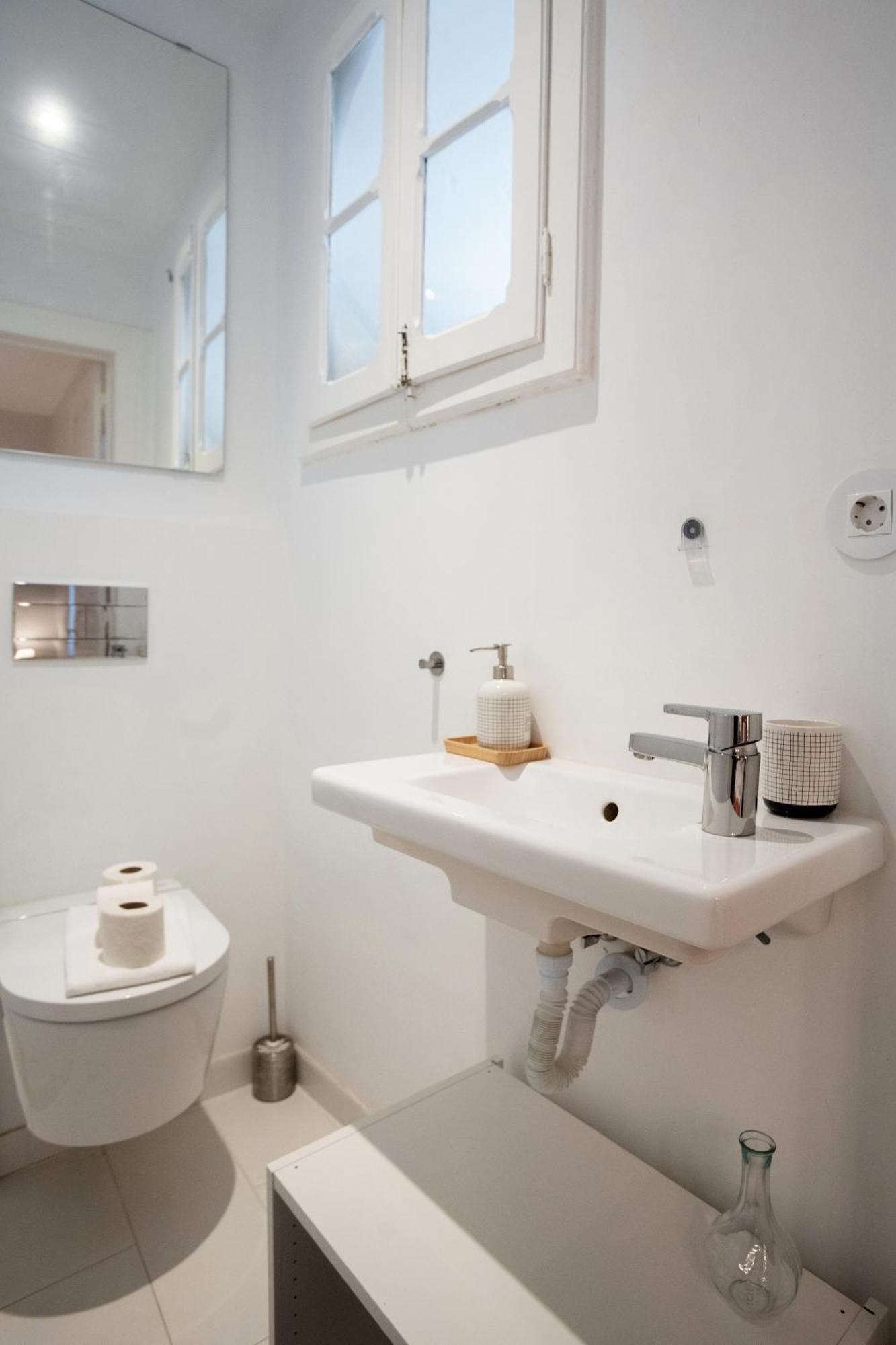 Apartment Charming 3-bedroom Retreat In The Heart Of